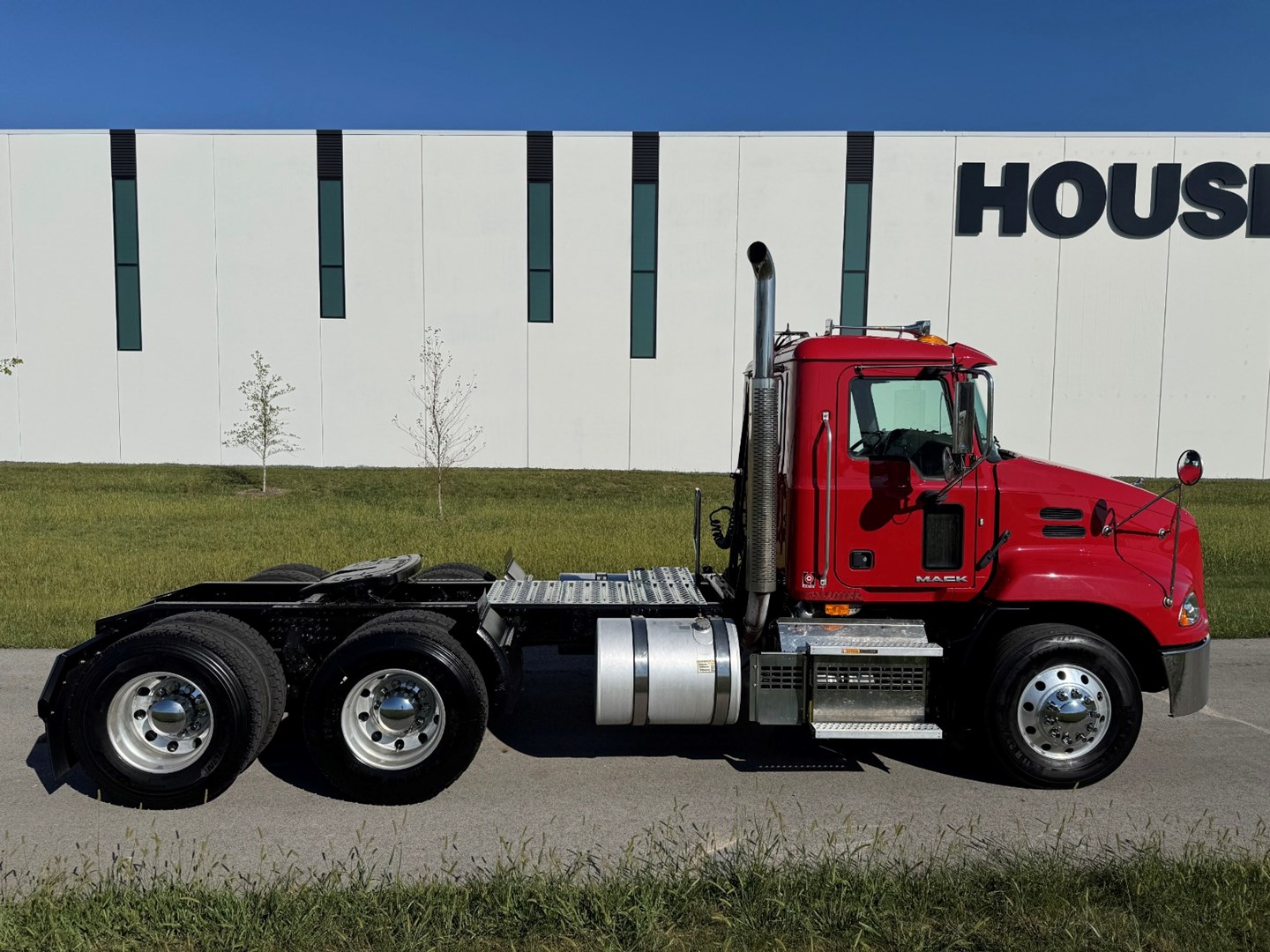 2018 MACK CXU613 - USED TRUCKS DAY CAB - image 7